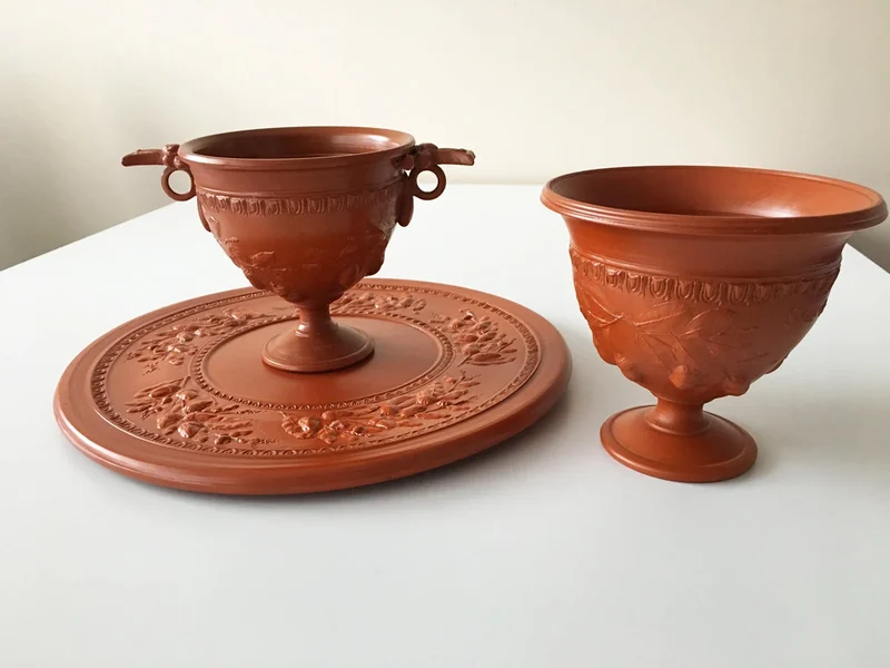 Assiette romaine ancienne avec relief des glands - céramique sigillée