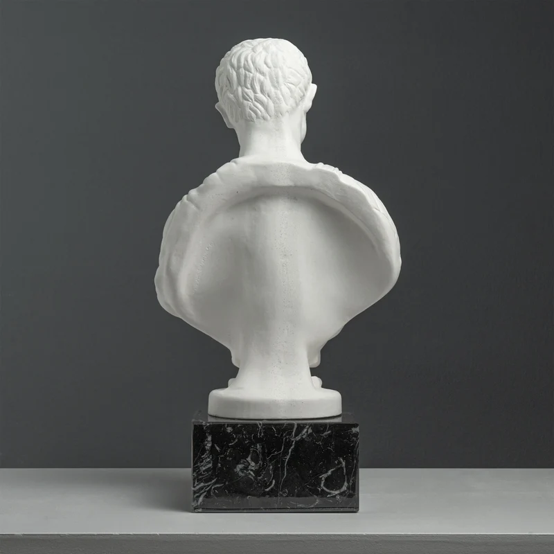 Buste de Jules César avec cuirasse – d’après Andrea Ferrucci (sur socle en marbre noir)