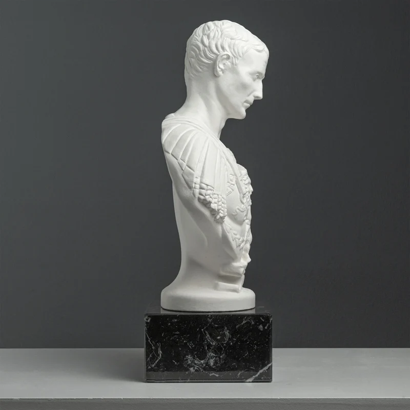 Buste de Jules César avec cuirasse – d’après Andrea Ferrucci (sur socle en marbre noir)
