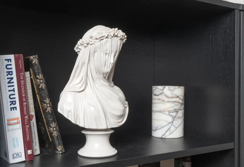 Buste de la Vierge Voilée - veineuse et polie - sculpture en marbre