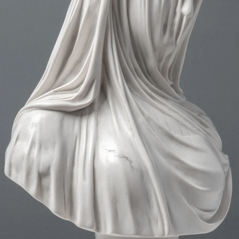 Buste de la Vierge Voilée - veineuse et polie - sculpture en marbre