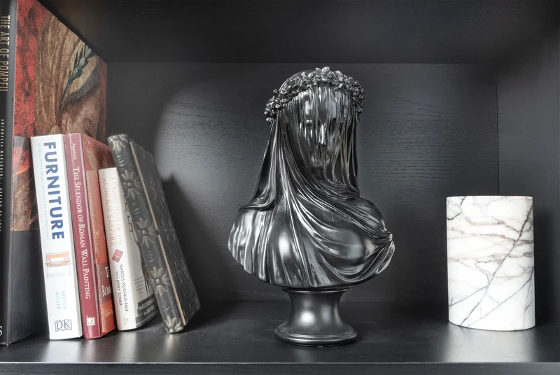 Buste de la Vierge Voilée en noir - sculpture en marbre