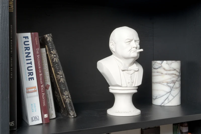 Buste de Winston Churchill avec cigare - sculpture en marbre