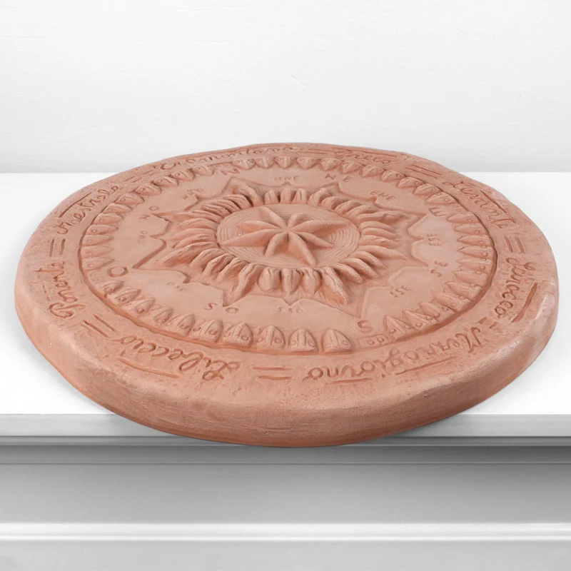 Bas-relief de la rose des vents en terre cuite