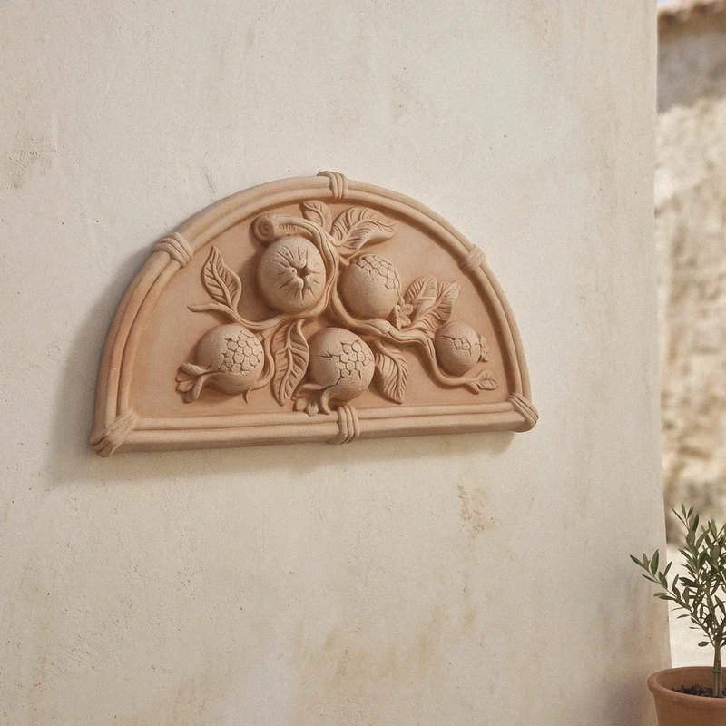 Bas-relief grenade en terre cuite