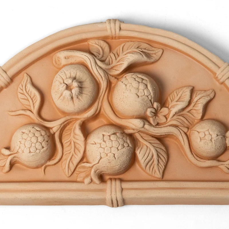 Bas-relief grenade en terre cuite
