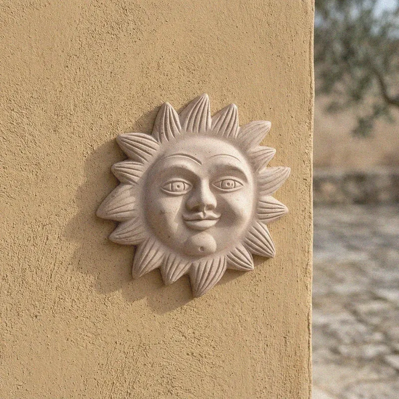 Bas-relief soleil italien en terre cuite