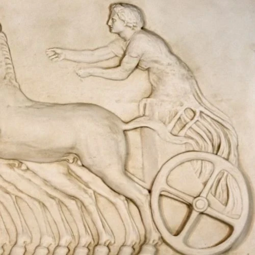 Char d'Éos - bas-relief (à gauche) - grande sculpture en marbre blanc