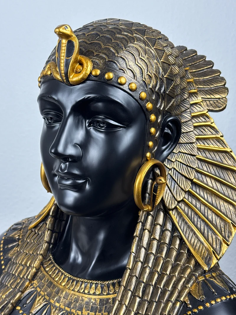 Cléopâtre, Reine d’Égypte (Buste noir et or)
