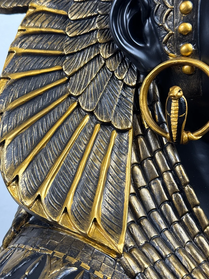 Cléopâtre, Reine d’Égypte (Buste noir et or)