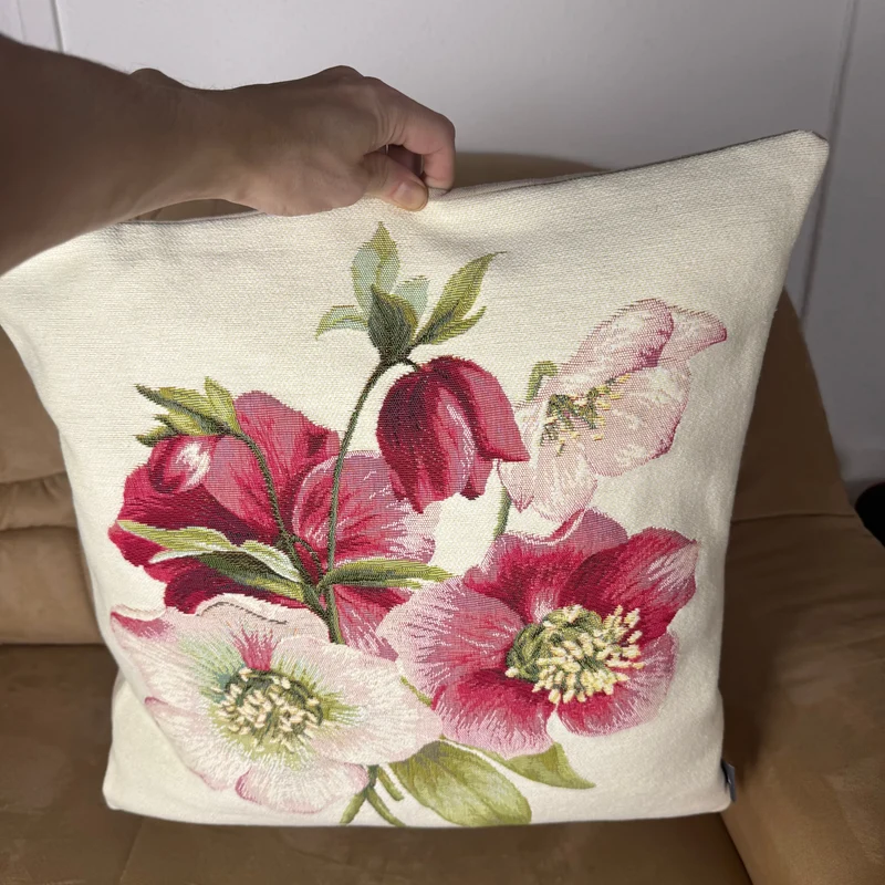 Coussin Blanc – Rose de Noël aux Fleurs Rouges (Tissage Jacquard)