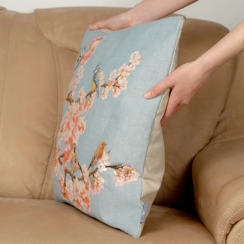 Coussin Bleu – Oiseaux et Fleurs de Cerisier (Tissage Jacquard)