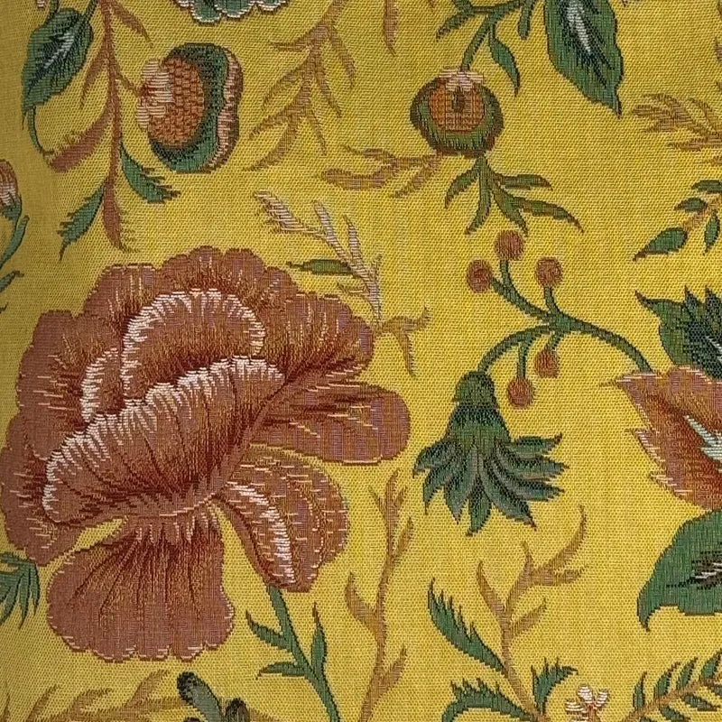 Coussin Jaune – Motif de Pivoines, Inspiration Toile de Jouy (Tissage Jacquard)