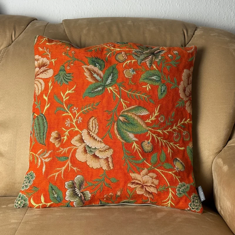 Coussin Orange – Motif de Pivoines, Inspiration Toile de Jouy (Tissage Jacquard)