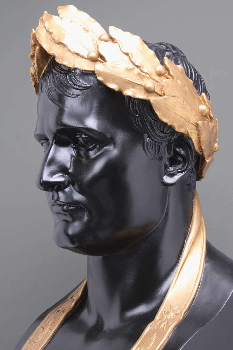 Buste Napoléon comme César (noir et doré) - sculpture en marbre