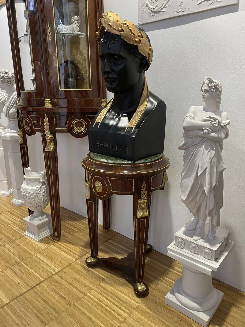 Buste Napoléon comme César (noir et doré) - sculpture en marbre