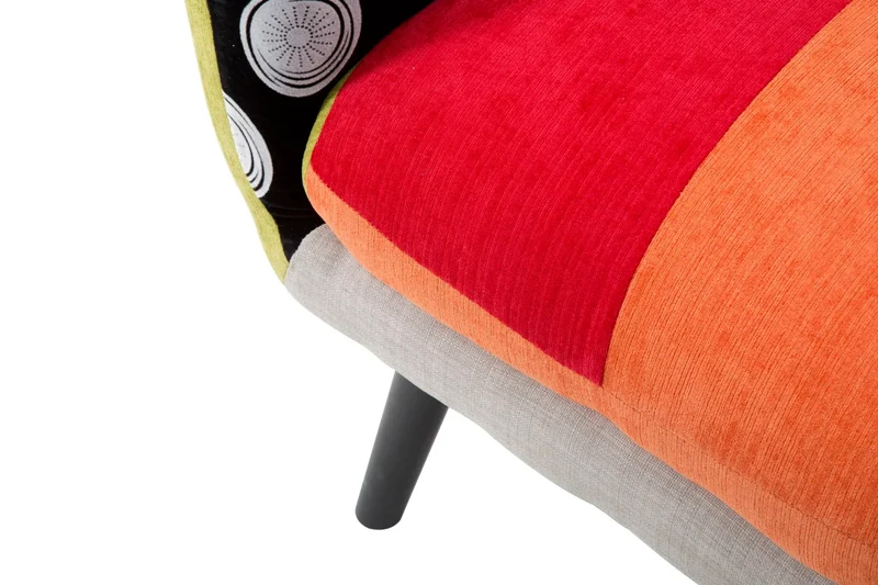 Chaise à accoudoirs colorée pour salle de jeux d’enfants