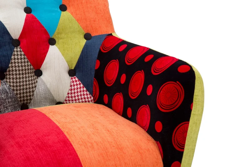 Chaise à accoudoirs colorée pour salle de jeux d’enfants