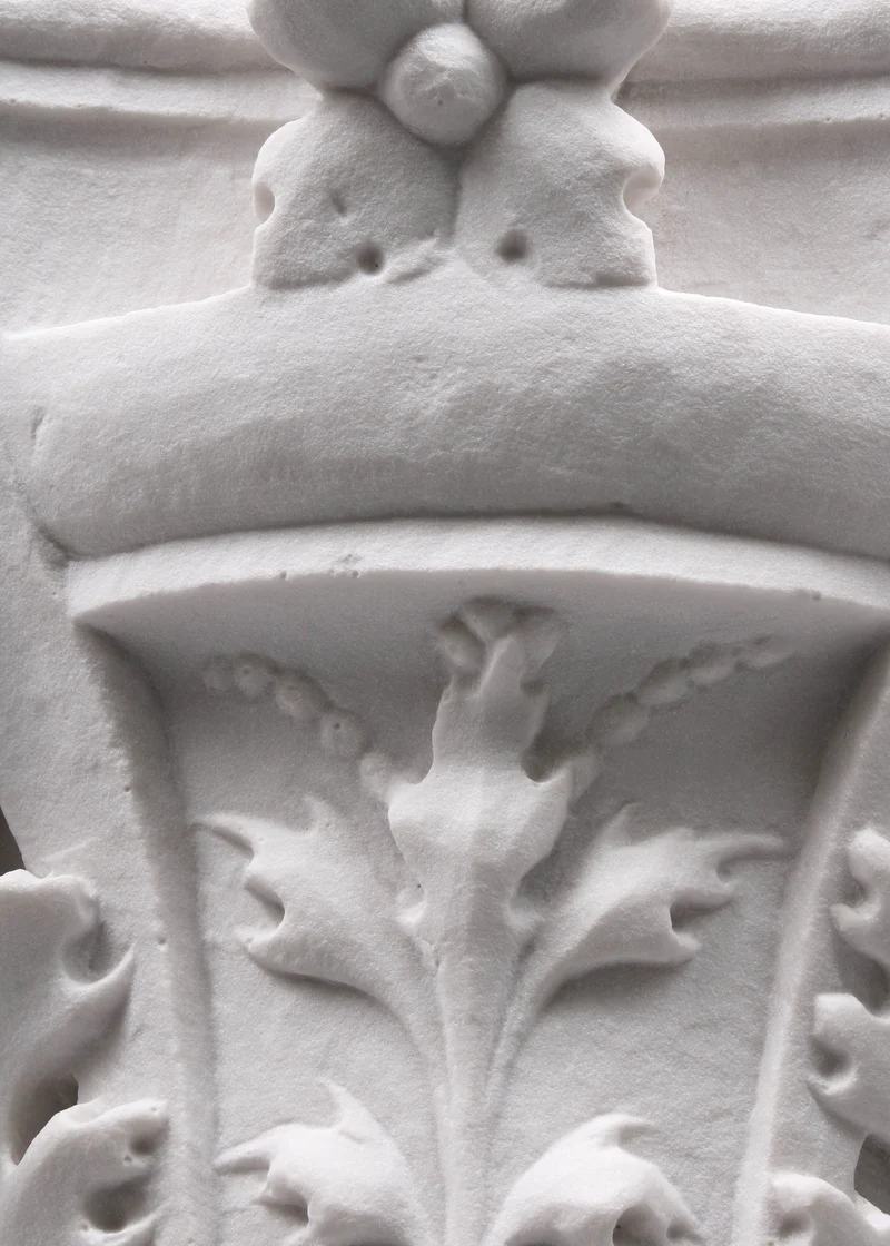 Chapiteau de la colonne toscane - grande sculpture en marbre blanc