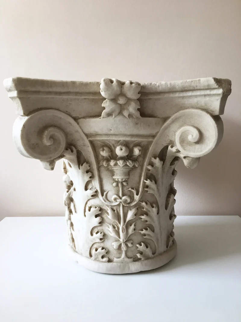 Chapiteau de la colonne toscane - grande sculpture en marbre blanc