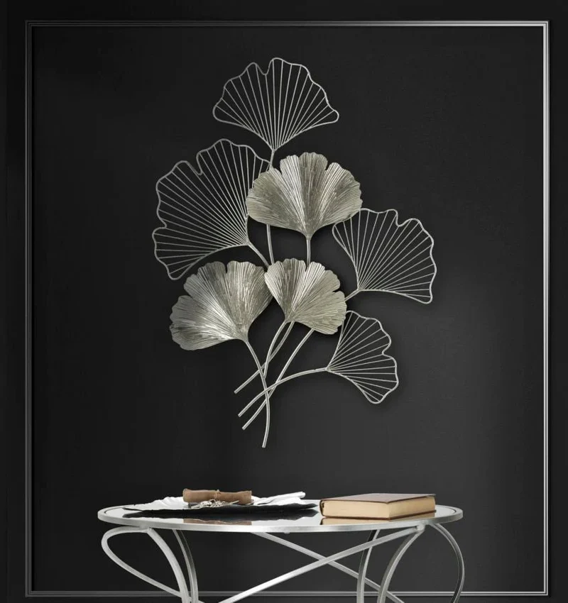 Décor mural argenté avec fleurs et feuilles