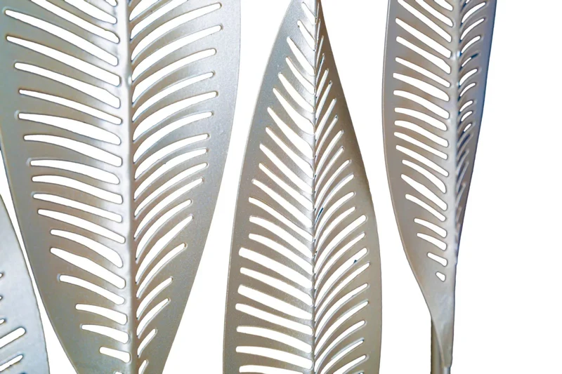 Décoration en feuilles argentées (sculpture moderne)