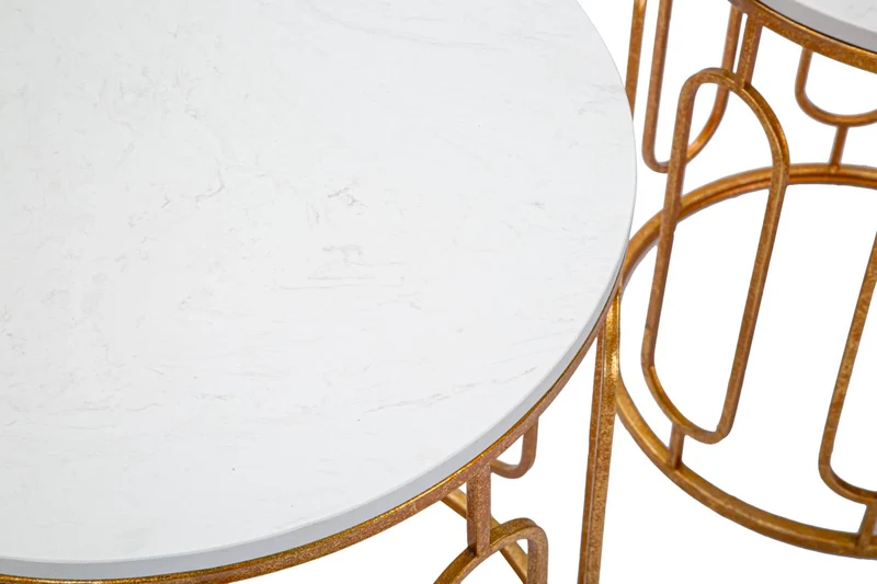 Ensemble de 2 tables d’appoint rondes en métal doré avec plateau en marbre