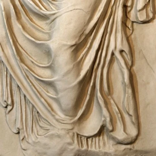 Niké ajustant sa sandale - grande sculpture en marbre blanc