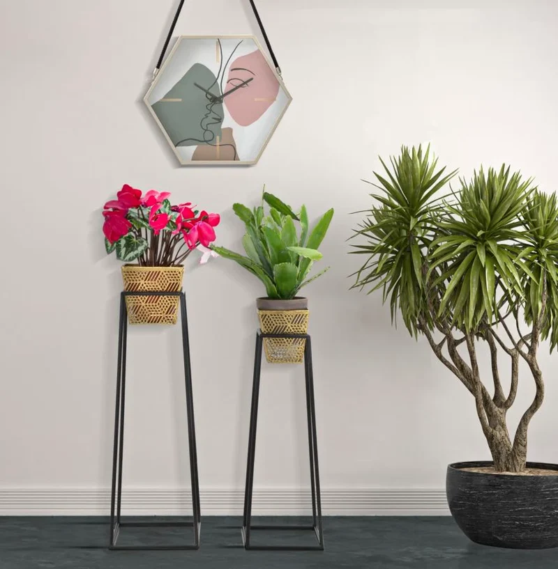 Paire de supports de vase carrés en métal doré avec support noir