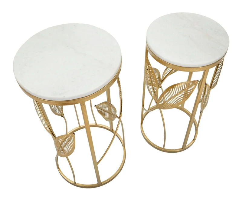 Petite table ronde en métal doré avec feuille décorative et plateau en marbre (ensemble de 2)