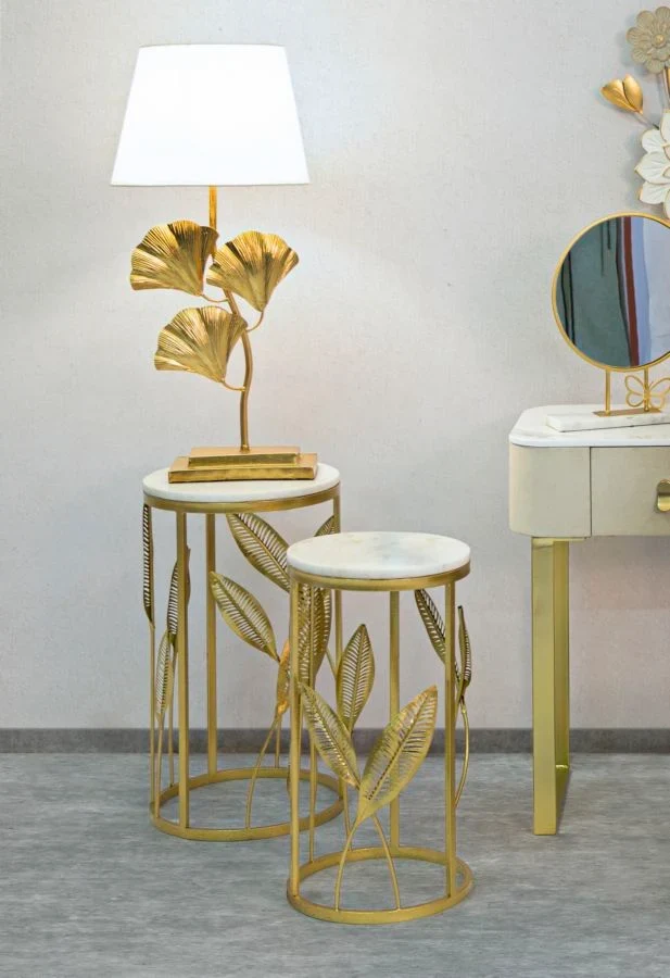 Petite table ronde en métal doré avec feuille décorative et plateau en marbre (ensemble de 2)