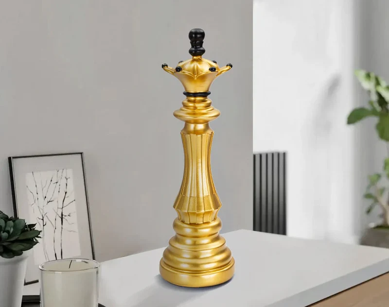 Pièce d’échecs dorée et noire (sculpture moderne)