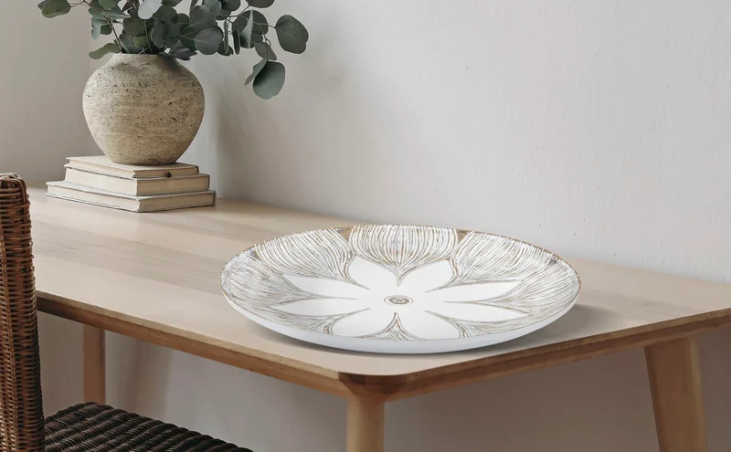 Plateau décoratif blanc avec motif de fleurs