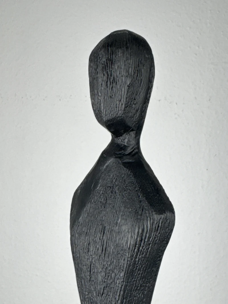 Sculpture Féminine Minimaliste Noire – Statue abstraite élancée