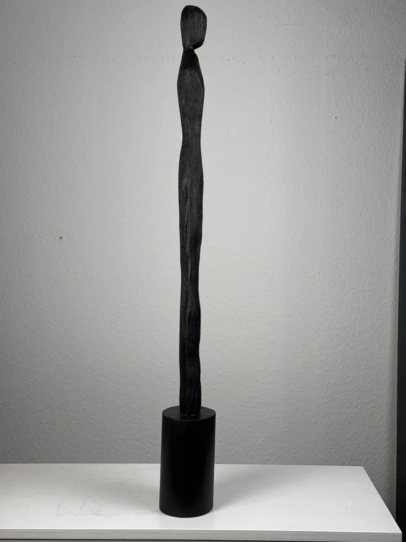 Sculpture Féminine Minimaliste Noire – Statue abstraite élancée