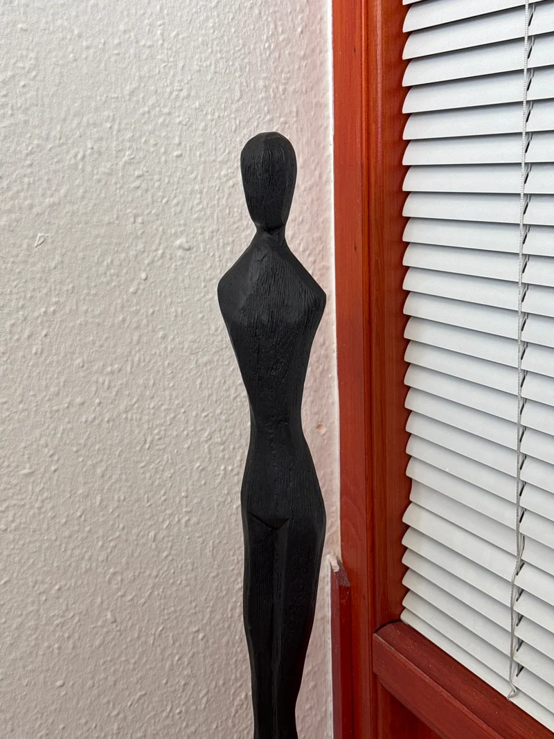 Sculpture Féminine Minimaliste Noire – Statue abstraite élancée