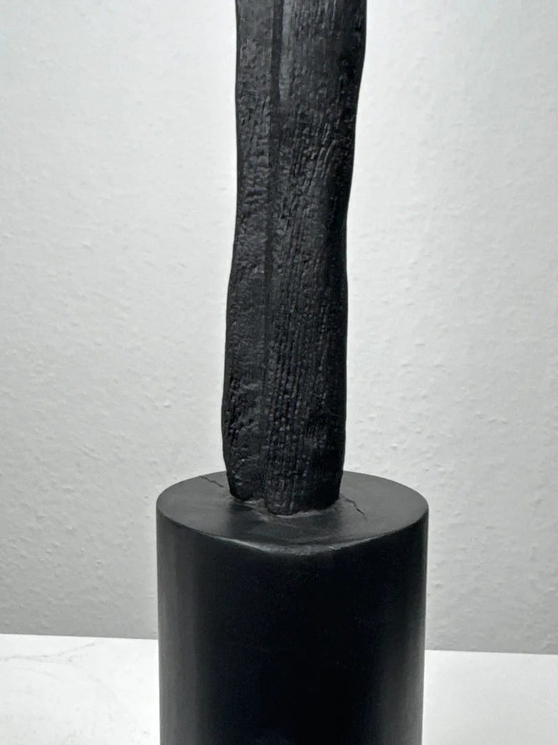 Sculpture Féminine Minimaliste Noire – Statue abstraite élancée