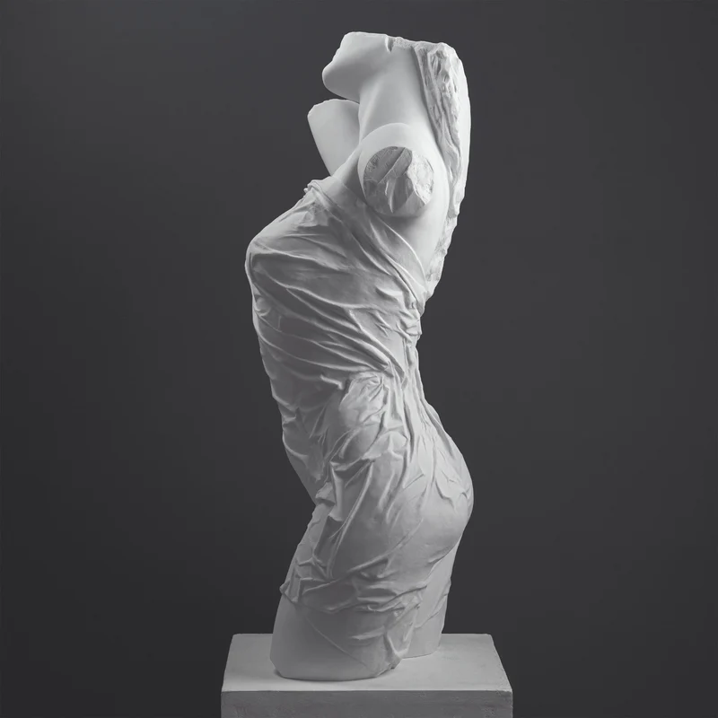 Sculpture Torse Féminin Drapé — Interprétation Contemporaine d’une Forme Classique