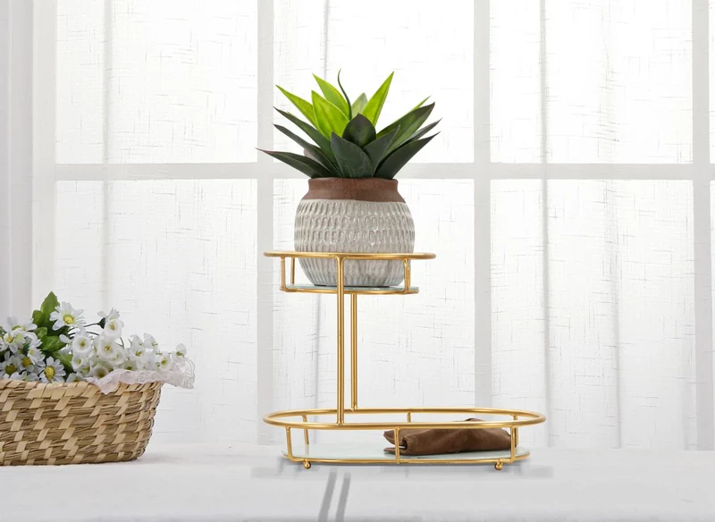Plateau en métal et verre doré avec 2 étagères