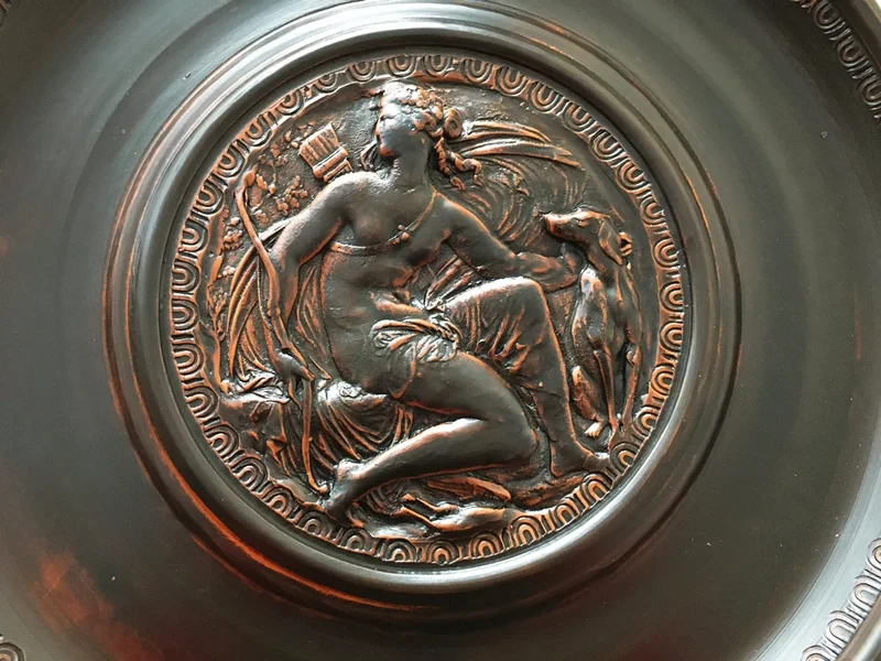 Plateau romain avec un relief de la déesse Diane (noir) - céramique sigillée