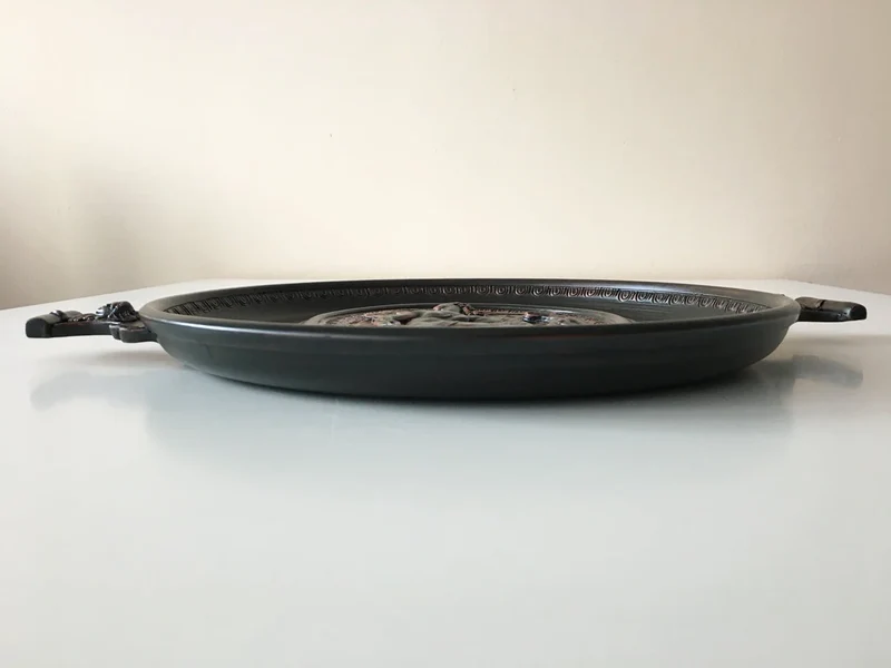 Plateau romain avec un relief de la déesse Diane (noir) - céramique sigillée