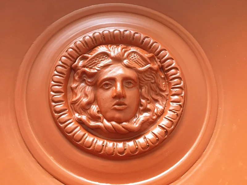 Plateau romain avec un relief de Méduse - céramique sigillée