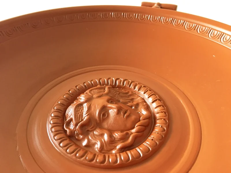 Plateau romain avec un relief de Méduse - céramique sigillée