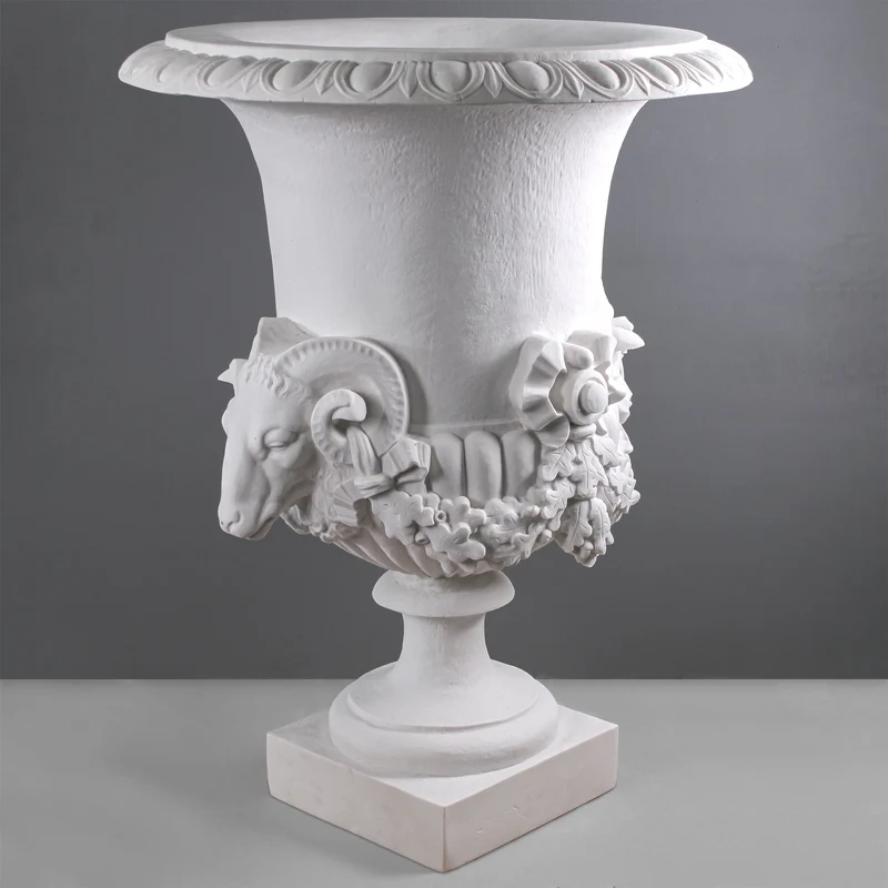 Pot de fleur avec bélier - grande sculpture en marbre blanc