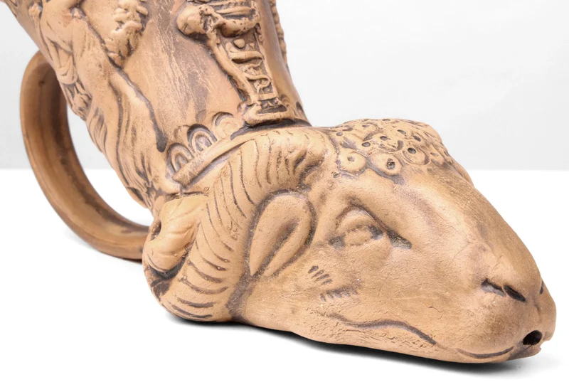 Rhyton avec relief de bélier - céramique romaine