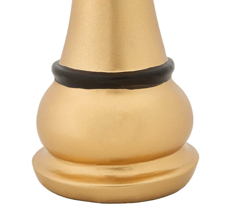 Sculpture d'une pièce d'échecs en forme de reine (dorée et noire)