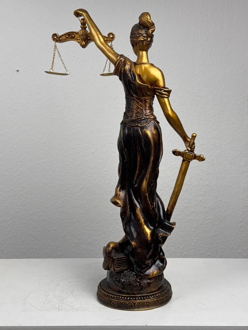 Sculpture de Dame Justice – Symbole de Loi et d’Équité (Grande, Laiton Patiné Noir)
