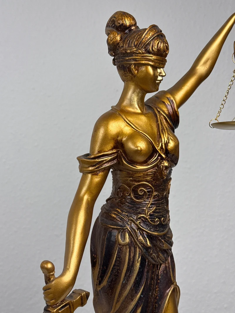 Sculpture de Dame Justice – Symbole de Loi et d’Équité (Grande, Laiton Patiné Noir)