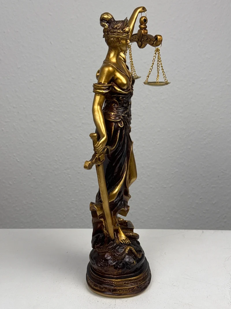 Sculpture de Dame Justice – Symbole de Loi et d’Équité (Laiton Patiné Noir)