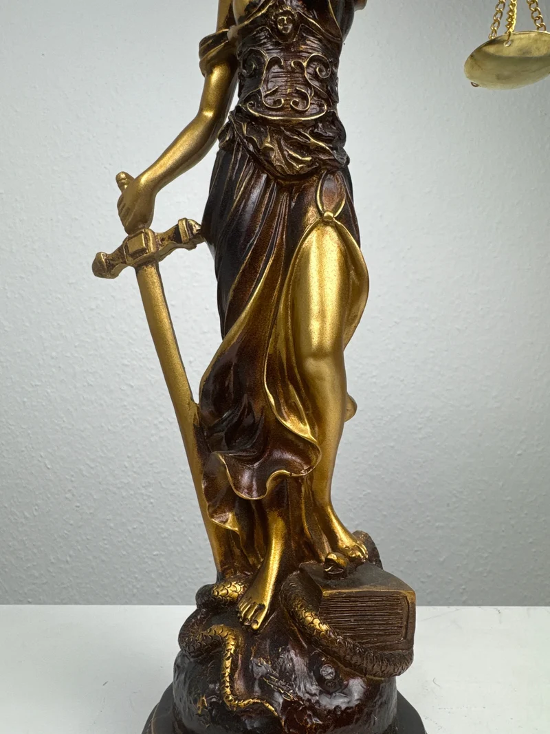 Sculpture de Dame Justice – Symbole de Loi et d’Équité (Laiton Patiné Noir)